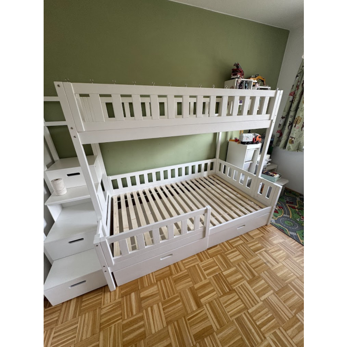 Hochwertiges Etagenbett mit Treppe in Kinderzimmer montiert